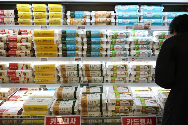 Eggs were fired at a Seoul supermarket on Thursday, as the government said it would increase the list of closely watched consumer prices to 43 key items, increasing tariffs on goods and services as part of emergency measures linked to the Middle East crisis. Yonhap
