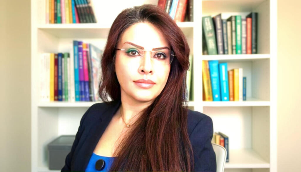 Arezoo Karimi, an economic journalist, says that even if the Iranian government and the United States reach a possible agreement, the collapse of the Iranian economy will not be reversed in the short term. 