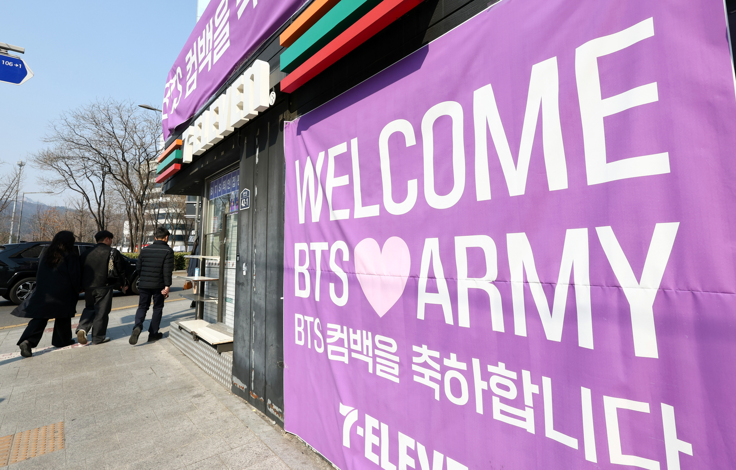 A convenience store near Gwanghwamun Square in central Seoul displays a banner welcoming BTS' March 22 comeback. [NEWS1]