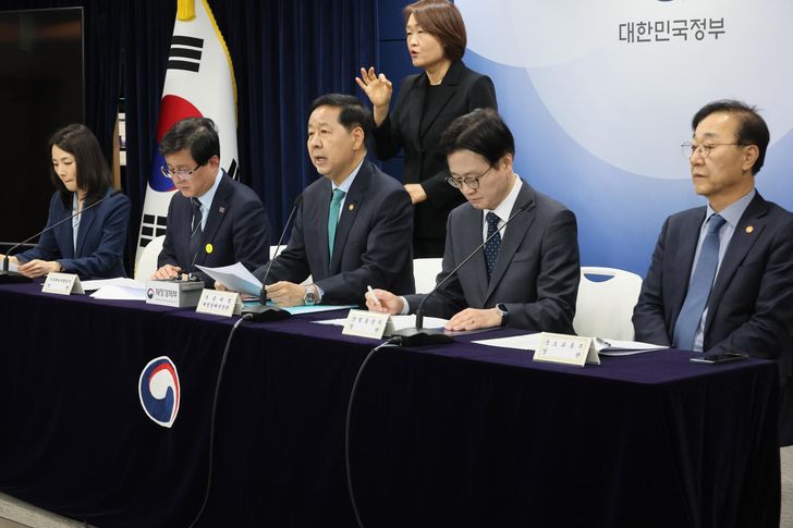 Finance Minister Koo Yun-cheol, center, speaks during a joint meeting of relevant ministries on emergency economic response measures to the Middle East conflict at the Government Complex in Seoul, Thursday. Yonhap