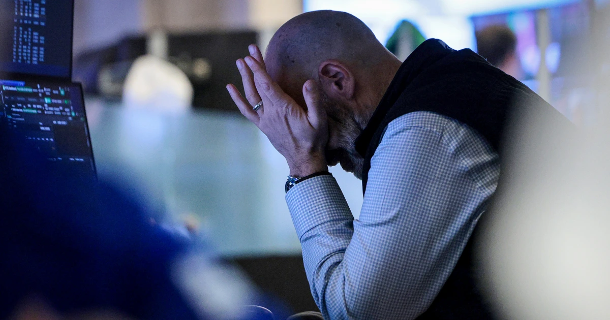 Markets fall and US oil hits $100 as Trump fails to reassure Wall Street